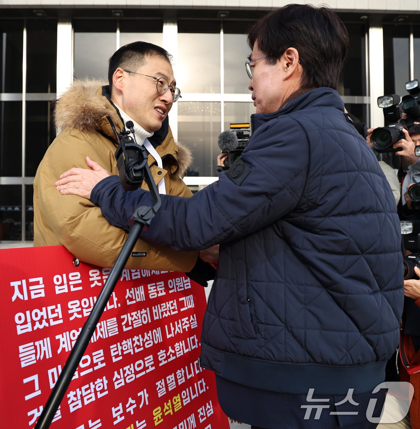 김상욱 국민의힘 의원이 13일 오전 서울 여의도 국회 본청 앞에서 윤석열 대통령 탄핵 표결 찬성을 호소하던 중 조경태 의원과 인사 나누고 있다. 2024.12.13/뉴스1 ⓒ News1 구윤성 기자