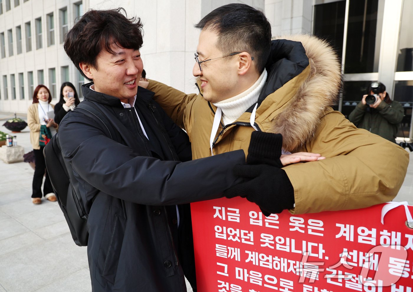 김상욱 국민의힘 의원이 13일 오전 서울 여의도 국회 본청 앞에서 윤석열 대통령 탄핵 표결 찬성을 호소하던 중 이준석 개혁신당 의원과 인사 나누고 있다. 2024.12.13/뉴스1 ⓒ News1 구윤성 기자