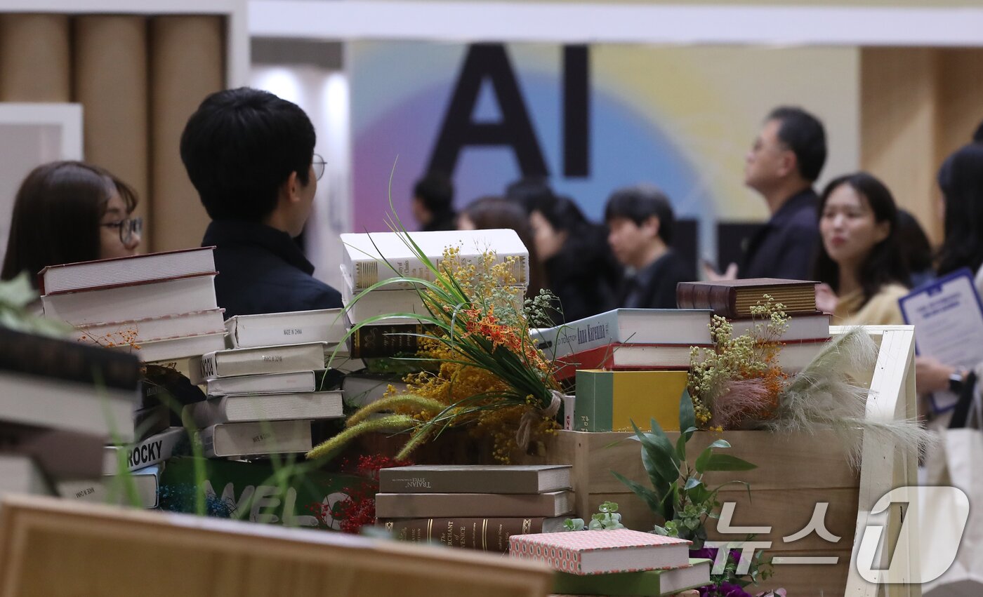 본문 이미지 - ‘2024 대한민국 교육혁신 박람회’를 찾은 관람객들이 전시관을 들러보고 있다. /뉴스1 ⓒ News1 권현진 기자
