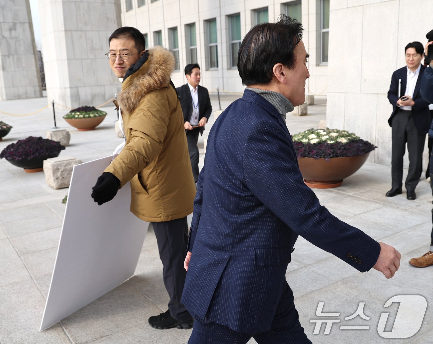 본문 이미지 - 김종양 국민의힘 의원이 13일 오전 서울 여의도 국회 본청 앞에서 '윤석열 대통령 탄핵 표결 찬성 촉구' 1인 시위를 벌이는 김상욱 의원을 지나치고 있다. 2024.12.13/뉴스1 ⓒ News1 구윤성 기자