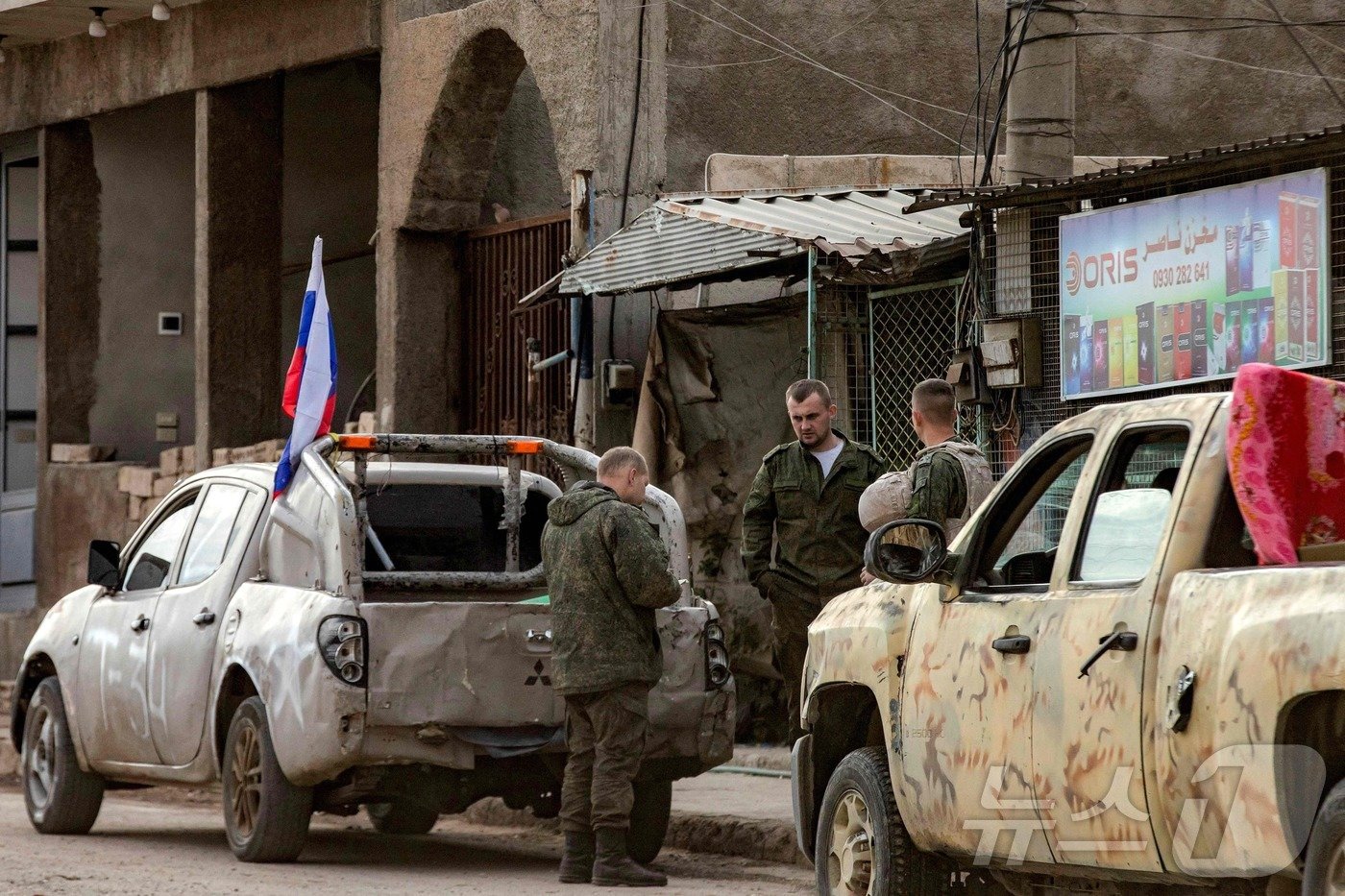 본문 이미지 - 12일&#40;현지시간&#41; 시리아 북동부 카미실리에서 러시아 병사들이 군용 차량을 타고 대피 준비를 하고 있다. 2024.12.13 ⓒ AFP=뉴스1 ⓒ News1 우동명 기자