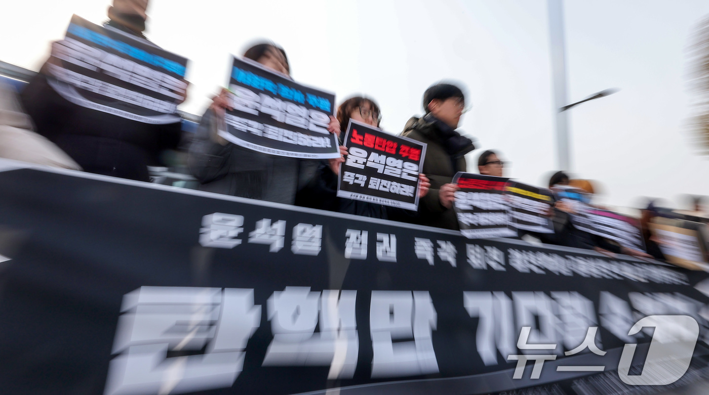 (서울=뉴스1) 김성진 기자 = 13일 서울 용산구 대통령실 앞에서 윤석열 정권 즉각 퇴진 청년학생 공동선언 발표 기자회견에서 참석 학생들이 구호를 외치고 있다. 2024.12.1 …