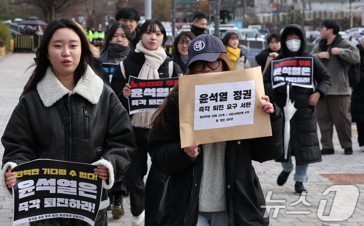 (서울=뉴스1) 김성진 기자 = 13일 서울 용산구 대통령실 앞에서 윤석열 정권 즉각 퇴진 청년학생 공동선언 발표 기자회견을 마친 학생들이 서한 전달을 위해 대통령실로 행진하고 있 …