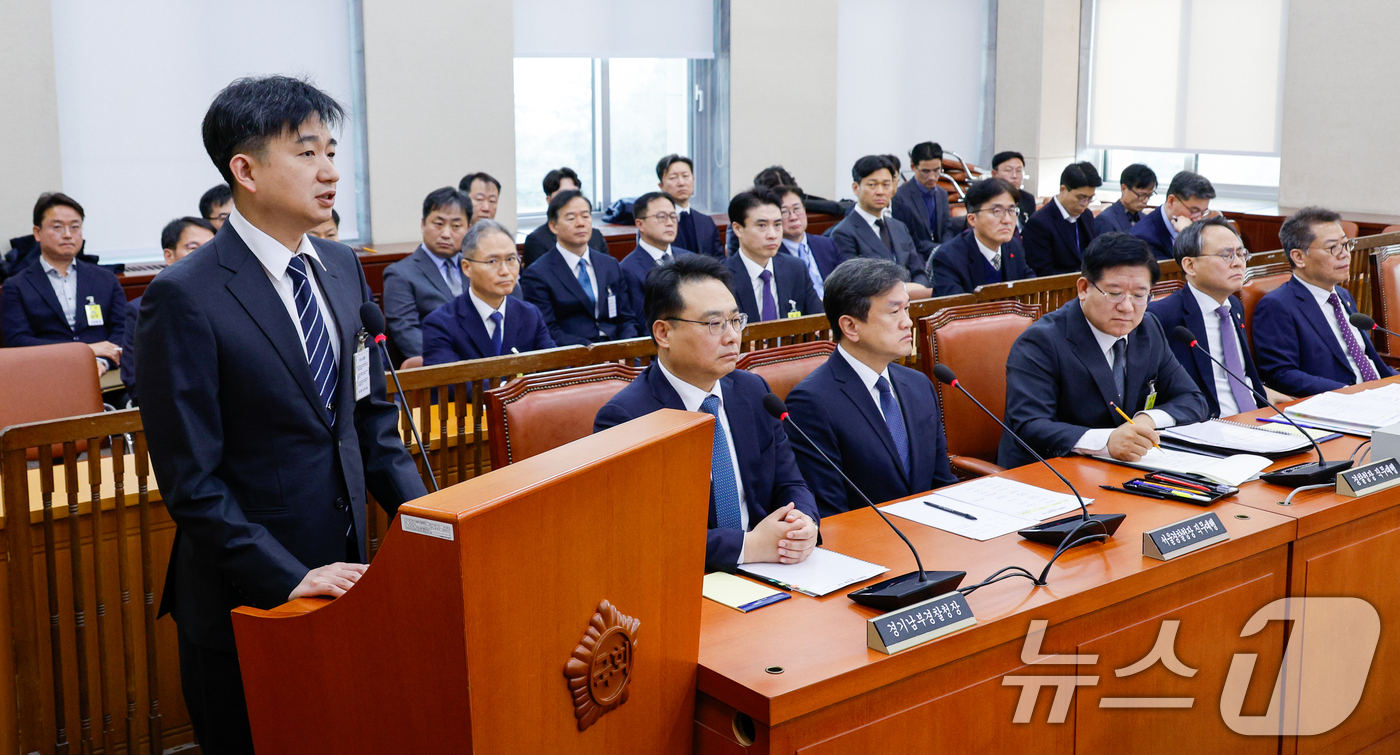 (서울=뉴스1) 안은나 기자 = 최창복 서울경찰청 경비안전계장이 13일 오전 서울 여의도 국회에서 열린 행정안전위원회 전체회의에서 윤석열 대통령 비상계엄 사태 현안질의에 답하고 있 …