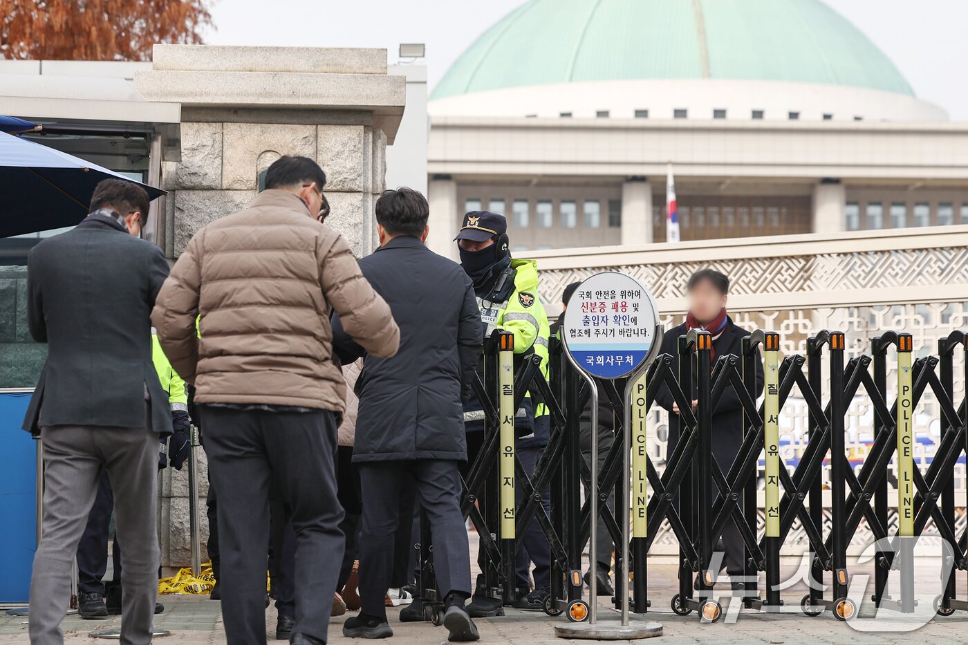 본문 이미지 - 13일 서울 영등포구 여의도 국회의사당 앞에서 경찰이 방문자들에게 출입증을 확인하고 있다. 국회가 윤석열 대통령 탄핵소추안이 국회에 보고되는 이날부터 표결이 예정된 14일까지 국회 출입을 전면 제한한다. 국회 사무처는 &#34;국회 경내에서 외부인이 참여하는 행사 또한 모두 금지한다＂면서 ＂13일과 14일에는 국회공무원증 또는 국회출입증을 소지한 사람만 국회 외곽문을 통해서 출입할 수 있다＂고 안내했다. 2024.12.13/뉴스1 ⓒ News1 민경석 기자