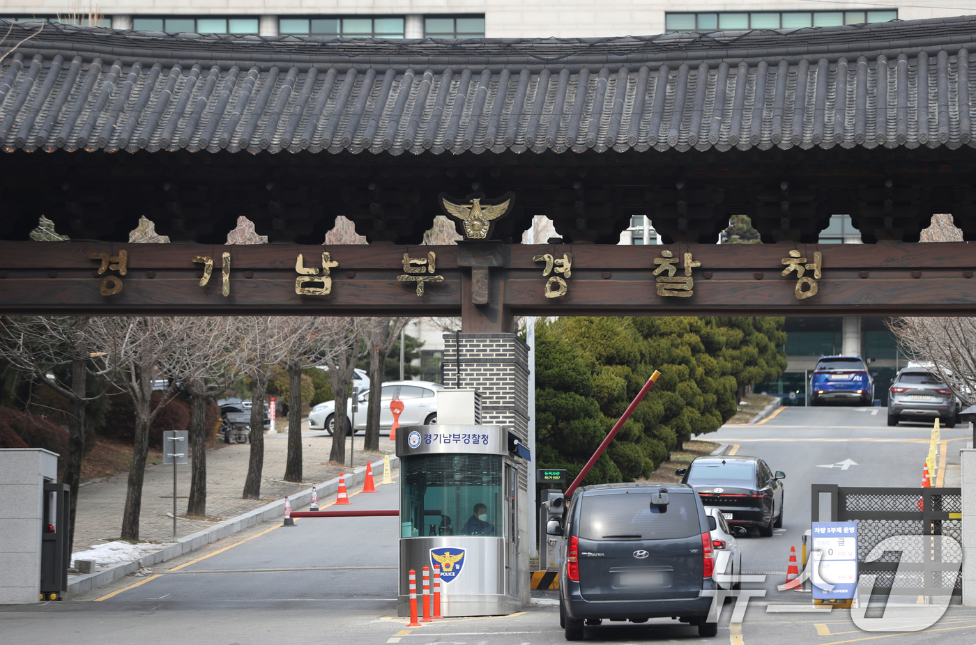 (수원=뉴스1) 김영운 기자 = 12·3 비상계엄 사태를 수사 중인 경찰청 국가수사본부 비상계엄 특별수사단(특수단)이 경기남부경찰청에 대한 압수수색을 실시한 13일 오후 경기 수원 …