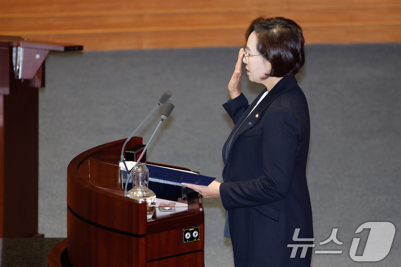 (서울=뉴스1) 안은나 기자 = 징역 2년 실형이 확정된 조국 전 조국혁신당 대표의 비례대표 의원직을 물려받은 백선희 의원이 13일 오후 서울 여의도 국회에서 열린 제419회국회( …