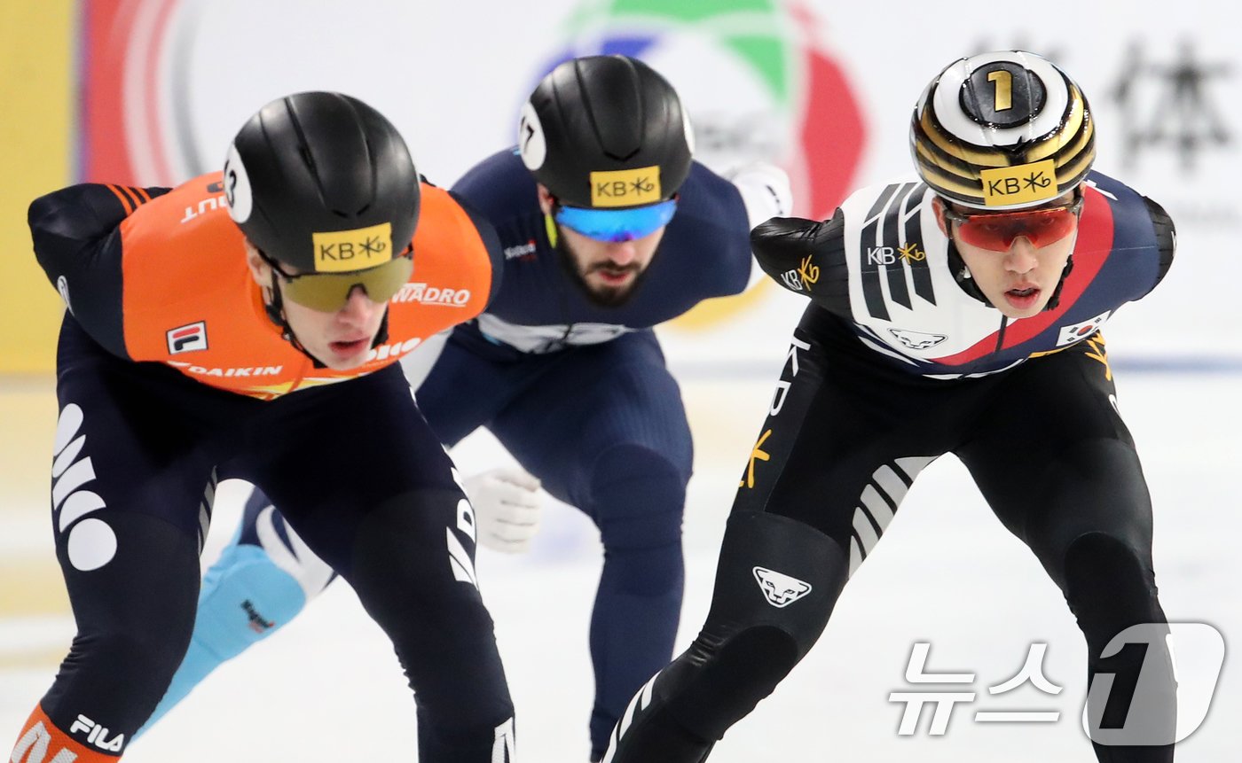 본문 이미지 - 13일 서울 양천구 목동 아이스링크에서 열린 'KB금융-ISU 쇼트트랙 월드투어 서울 대회' 남자 1,500m 준준결승에서 대한민국 박지원이 레이스를 펼치고 있다. 2024.12.13/뉴스1 ⓒ News1 이승배 기자