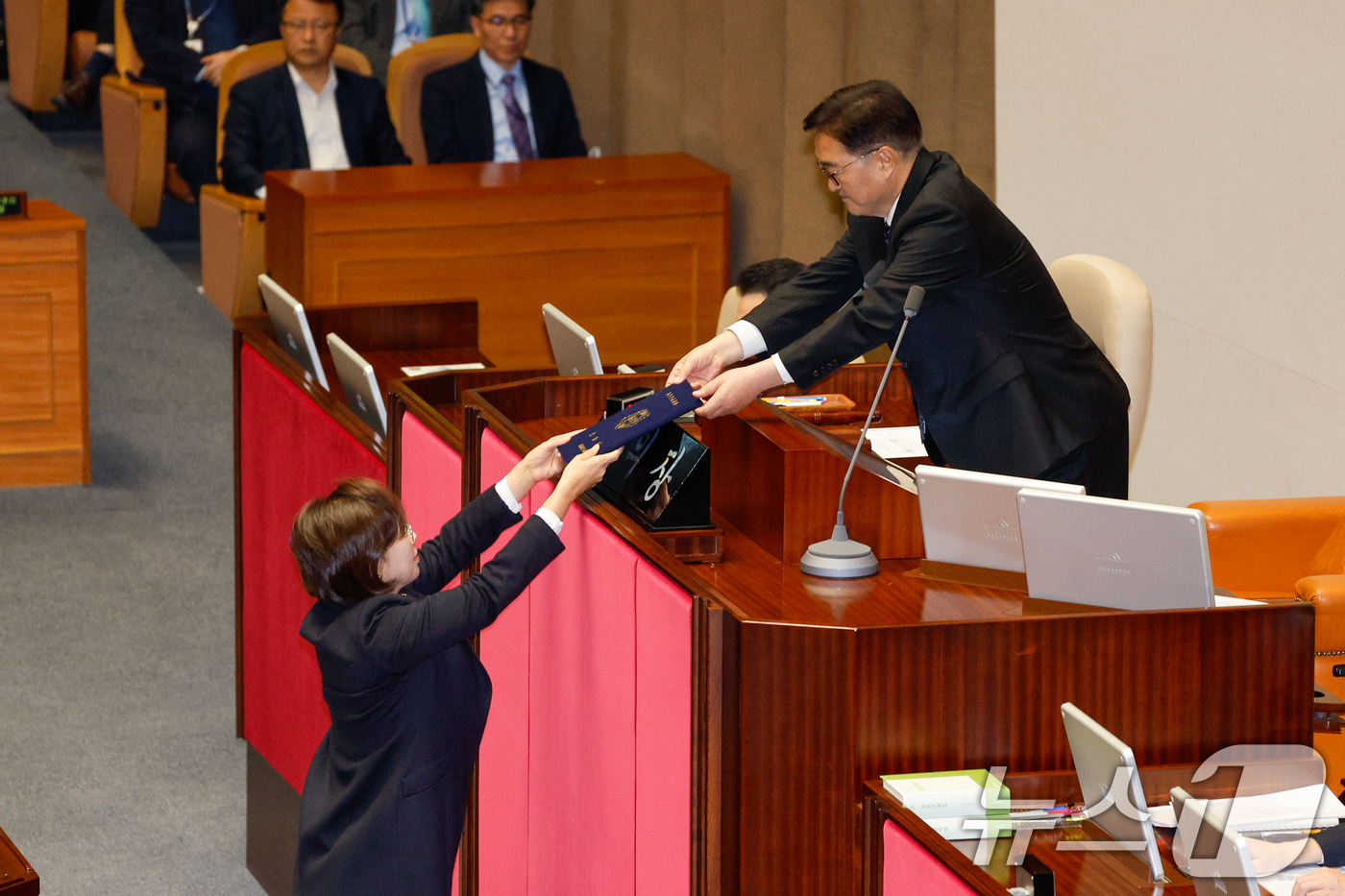 (서울=뉴스1) 안은나 기자 = 징역 2년 실형이 확정된 조국 전 조국혁신당 대표의 비례대표 의원직을 물려받은 백선희 의원이 13일 오후 서울 여의도 국회에서 열린 제419회국회( …