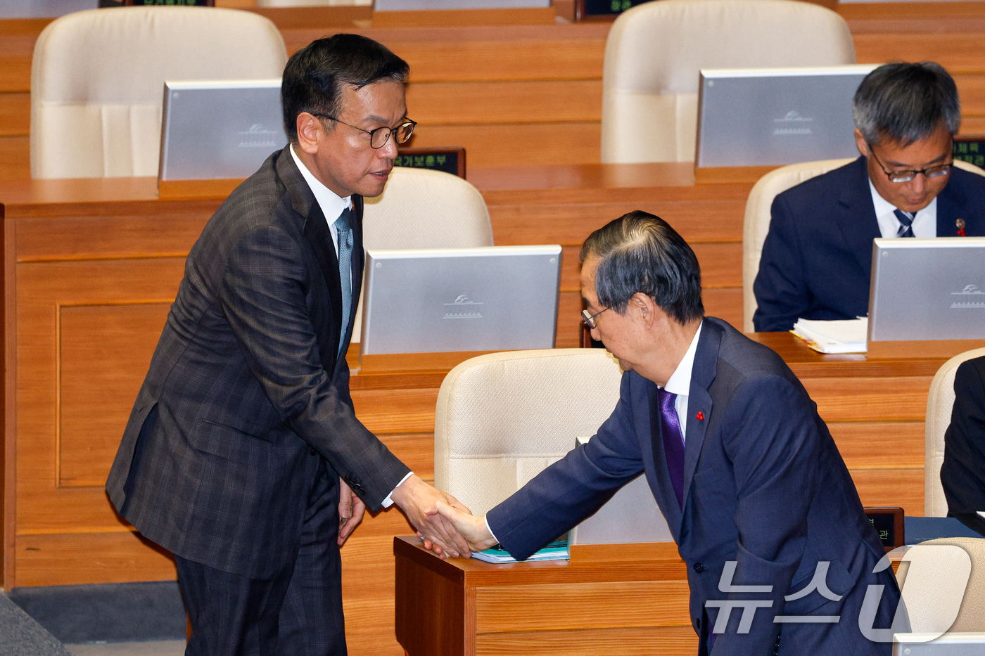 (서울=뉴스1) 안은나 기자 = 한덕수 국무총리와 최상목 경제부총리 겸 기획재정부 장관이 13일 오후 서울 여의도 국회에서 열린 제419회국회(임시회) 제3차 본회의에서 인사를 나 …