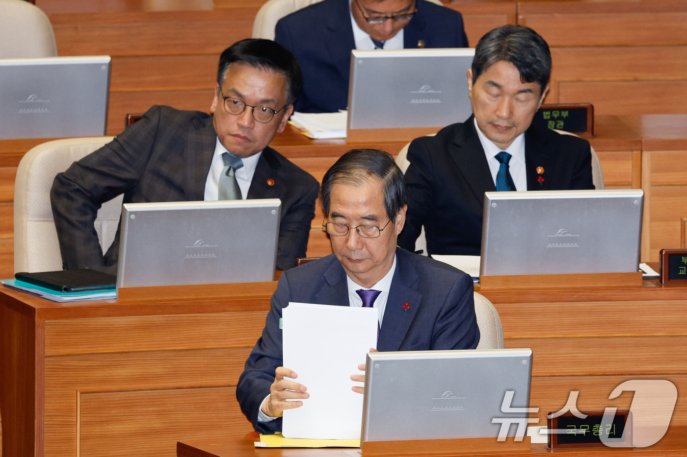 (서울=뉴스1) 안은나 기자 = 한덕수 국무총리와 최상목 경제부총리 겸 기획재정부 장관, 이주호 사회부총리 겸 교육부 장관이 13일 오후 서울 여의도 국회에서 열린 제419회국회( …