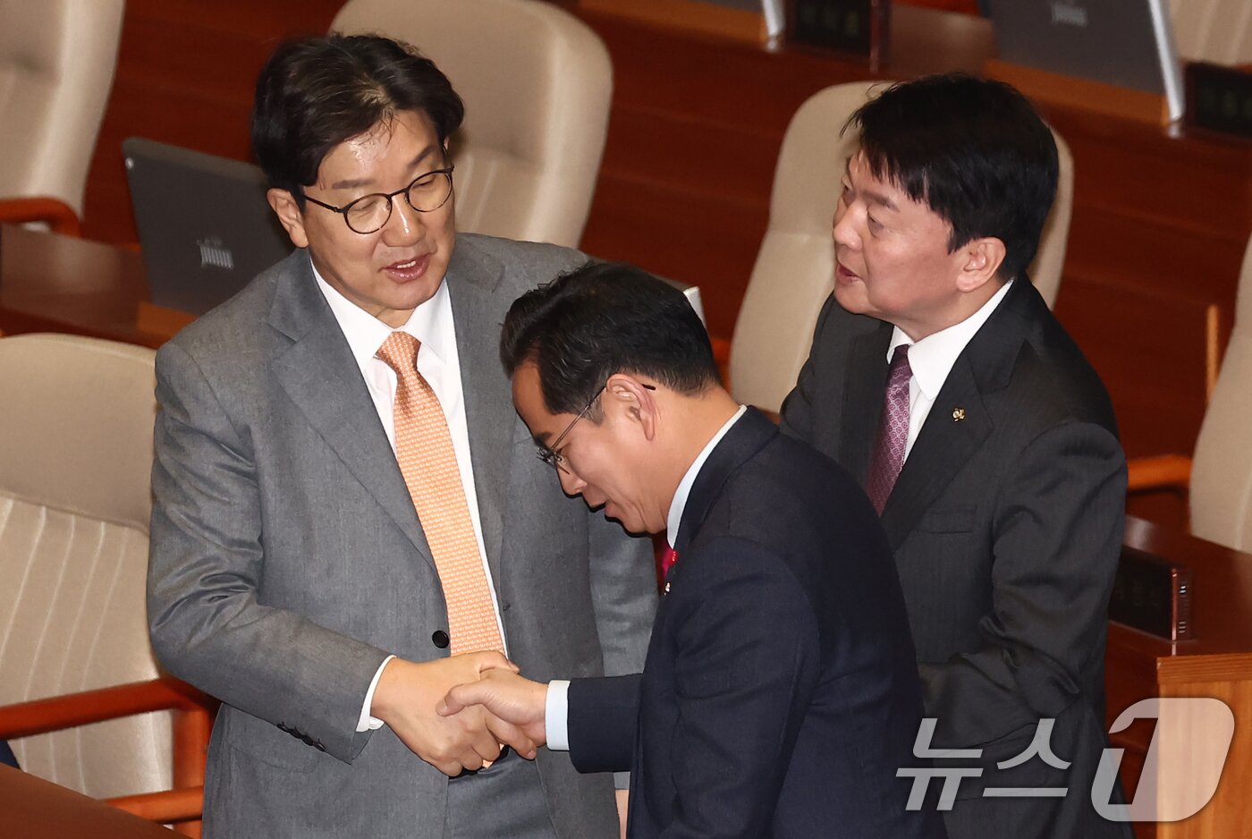 본문 이미지 - 권성동 국민의힘 원내대표가 13일 오후 서울 여의도 국회에서 열린 제419회국회&#40;임시회&#41; 제3차 본회의에 참석하며 박수영, 안철수 의원 등과 인사하고 있다. 2024.12.13/뉴스1 ⓒ News1 김민지 기자