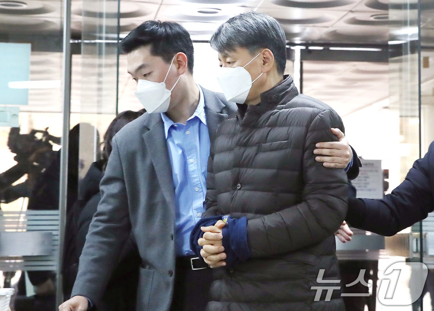 본문 이미지 - '12·3 비상계엄' 사태 내란 혐의로 긴급 체포된 조지호 경찰청장이 13일 오후 서울 서초구 서울중앙지방법원에서 열린 구속 전 피의자 심문(영장실질심사)에 출석하고 있다. 2024.12.13/뉴스1 ⓒ News1 임세영 기자