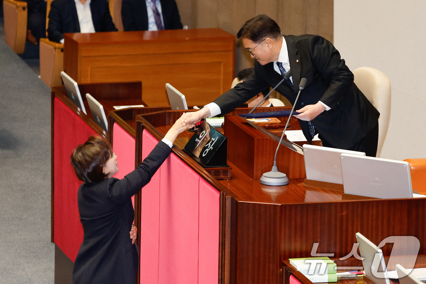 (서울=뉴스1) 안은나 기자 = 징역 2년 실형이 확정된 조국 전 조국혁신당 대표의 비례대표 의원직을 물려받은 백선희 의원이 13일 오후 서울 여의도 국회에서 열린 제419회국회( …