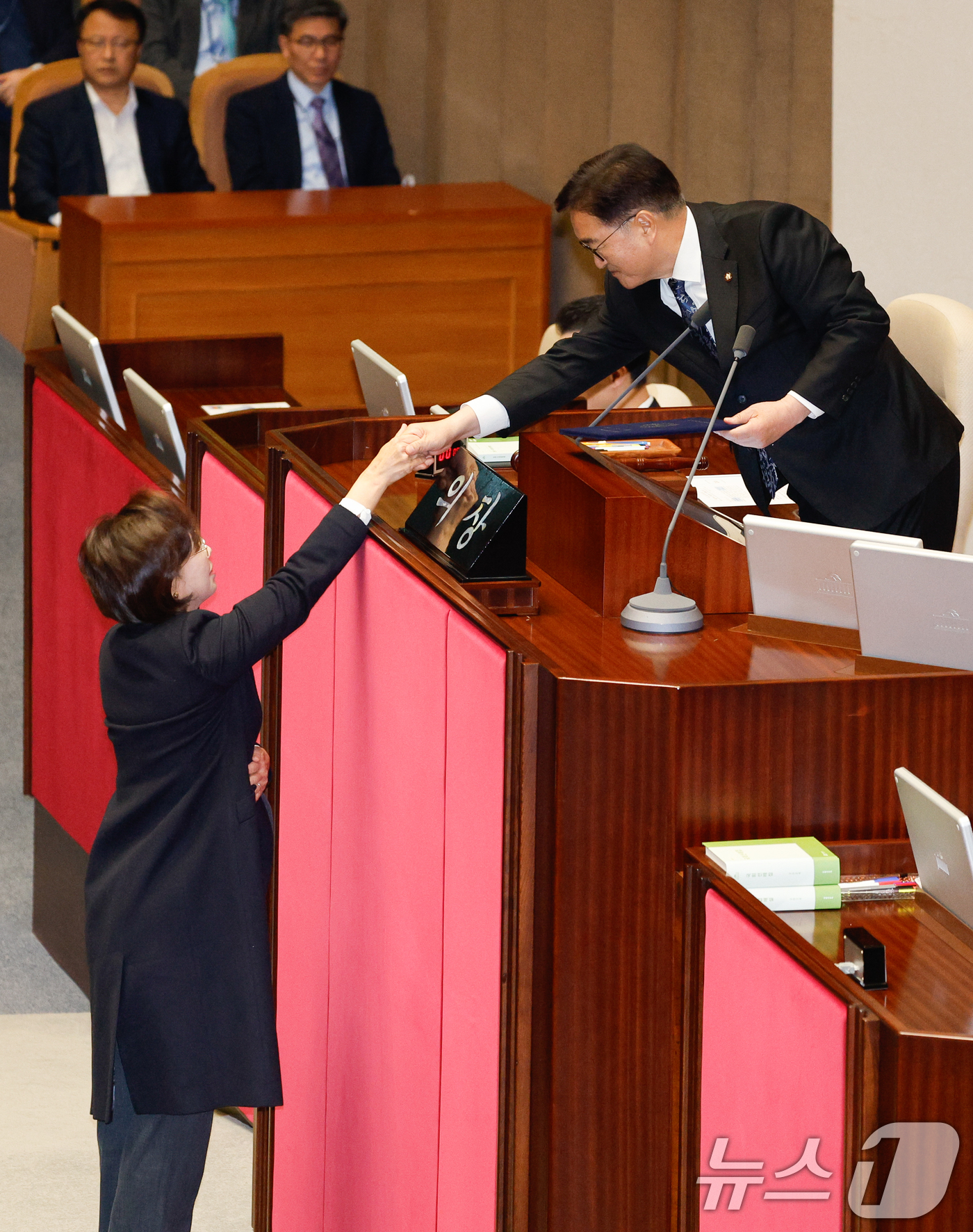 (서울=뉴스1) 안은나 기자 = 징역 2년 실형이 확정된 조국 전 조국혁신당 대표의 비례대표 의원직을 물려받은 백선희 의원이 13일 오후 서울 여의도 국회에서 열린 제419회국회( …