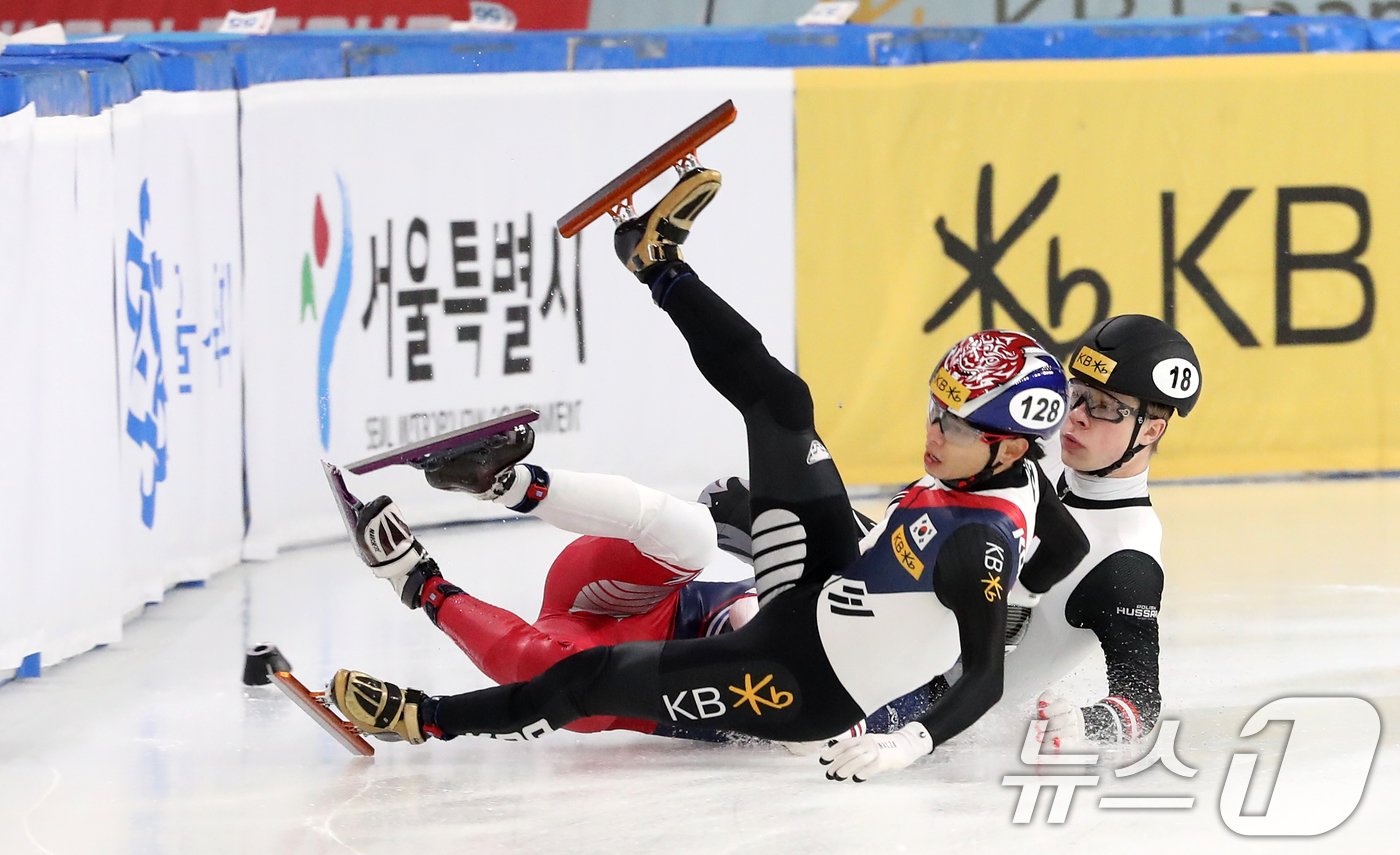 13일 서울 양천구 목동 아이스링크에서 열린 &#39;KB금융-ISU 쇼트트랙 월드투어 서울 대회&#39; 남자 1,500m 준준결승에서 대한민국 이정수가 다른 선수에 의해 넘어지고 있다. 2024.12.13/뉴스1 ⓒ News1 이승배 기자