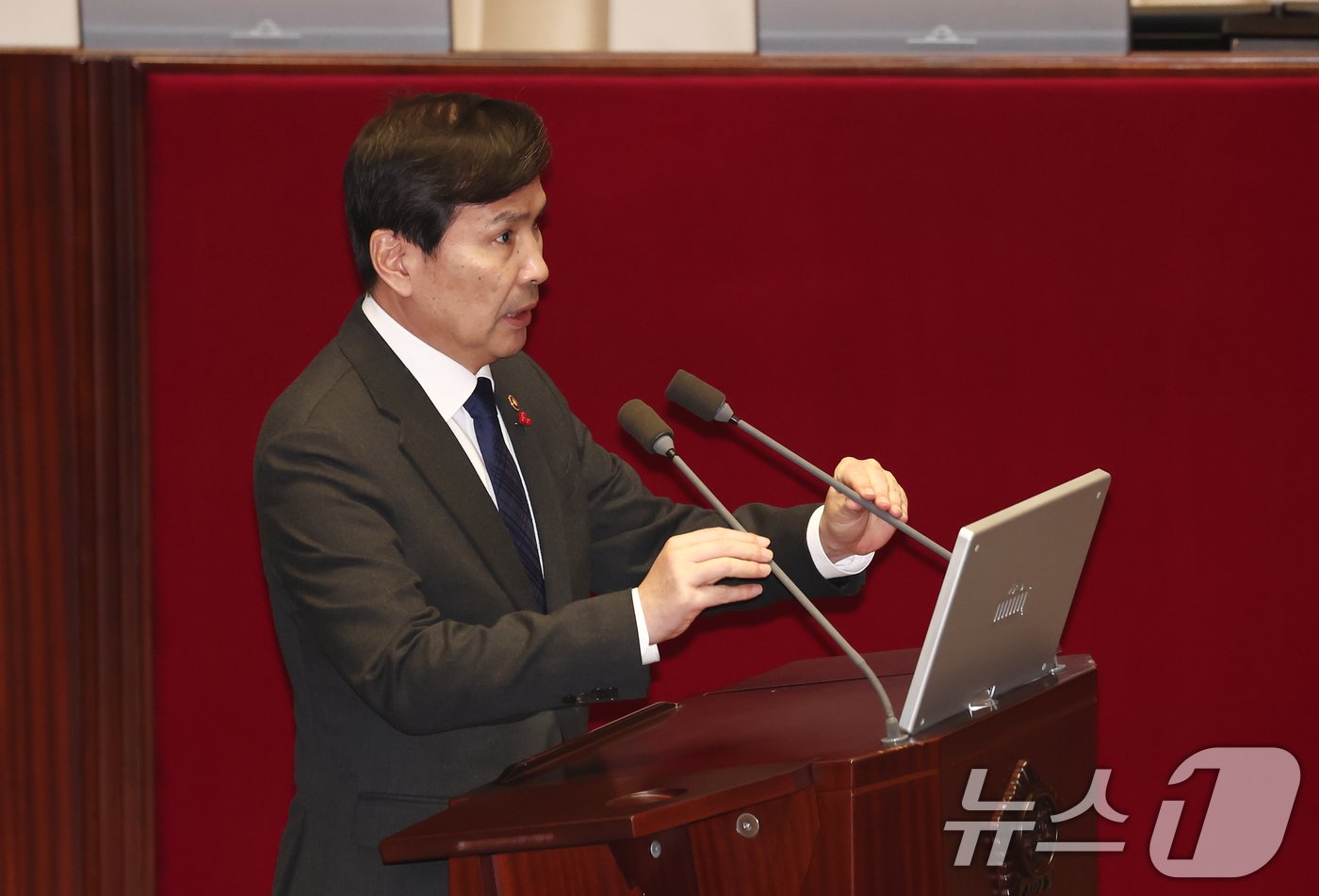 김선호 국방부 장관 직무대리가 13일 오후 서울 여의도 국회에서 열린 윤석열 대통령 위헌적 비상계엄 선포 내란행위 관련 긴급현안 본회의에 출석해 답변하고 있다. 2024.12.13/뉴스1 ⓒ News1 김민지 기자