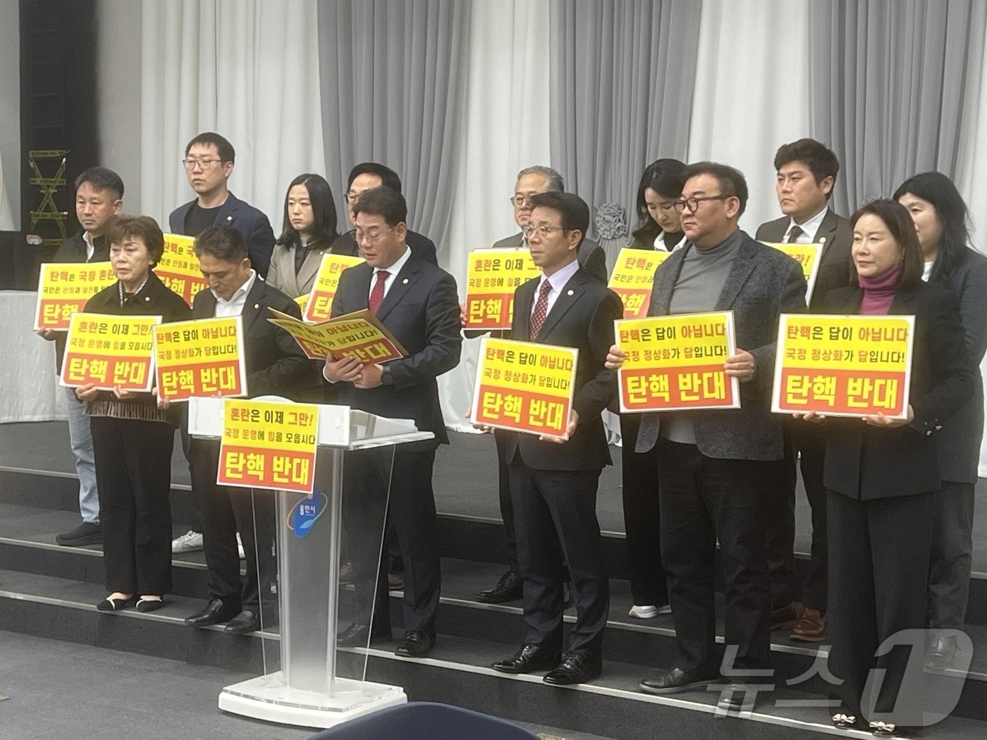 본문 이미지 - 용인시의회 국민의힘 의원들이 13일 용인시청 컨벤션홀에서 민주당의 윤석열 대통령에 대한 탄핵 추진 중단을 요구하는 입장문을 발표하고 있다./김평석 기자