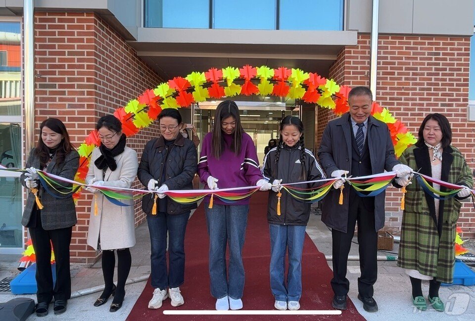 본문 이미지 - 묘량중앙초  학생들과 선생님들이 신축동 개축 준공식에서 테이프 커팅을 하고 있다. &#40;전남교육청 제공&#41;/뉴스1