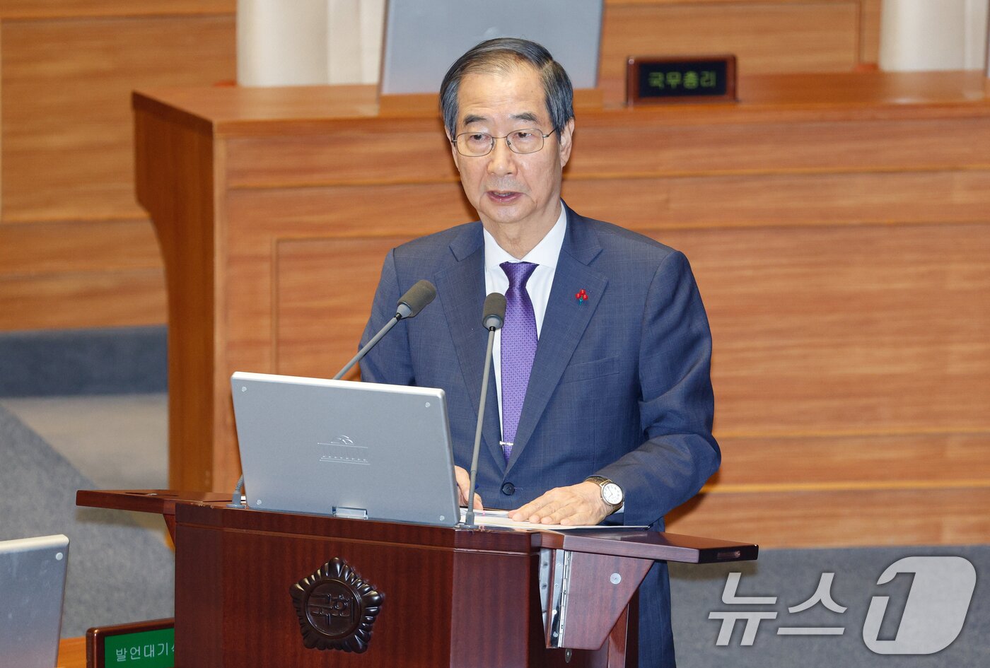 본문 이미지 - 한덕수 국무총리가 13일 오후 서울 여의도 국회에서 열린 제419회국회&#40;임시회&#41; 제3차 본회의에서 조정식 더불어민주당 의원의 윤석열 대통령 위헌적 비상계엄 선포 내란행위 관련 긴급현안질문에 답하고 있다. 2024.12.13/뉴스1 ⓒ News1 안은나 기자