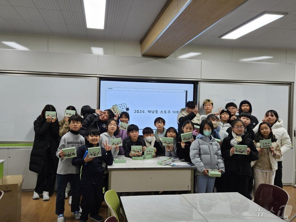  &#39;2024 교내 수학대회&#39;를 마친 학생들이 기념사진을 찍고 있다. &#40;전남교육청 제공&#41;/뉴스1