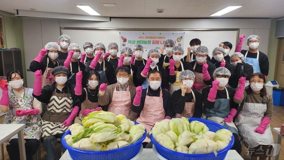 순천복성고 학생과 교직원들이 김장 김치 나눔 행사에서 기념사진을 찍고 있다.&#40;전남교육청 제공&#41;/뉴스1