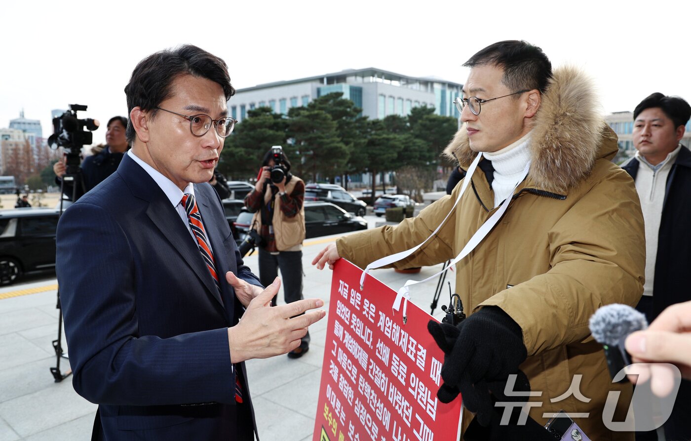 본문 이미지 - 윤상현 국민의힘 의원&#40;왼쪽&#41;이 13일 오후 서울 여의도 국회 본청 앞에서 &#39;윤석열 대통령 탄핵 표결 찬성&#39; 1인 시위 중인 김상욱 의원과 대화하고 있다. 2024.12.13/뉴스1 ⓒ News1 구윤성 기자
