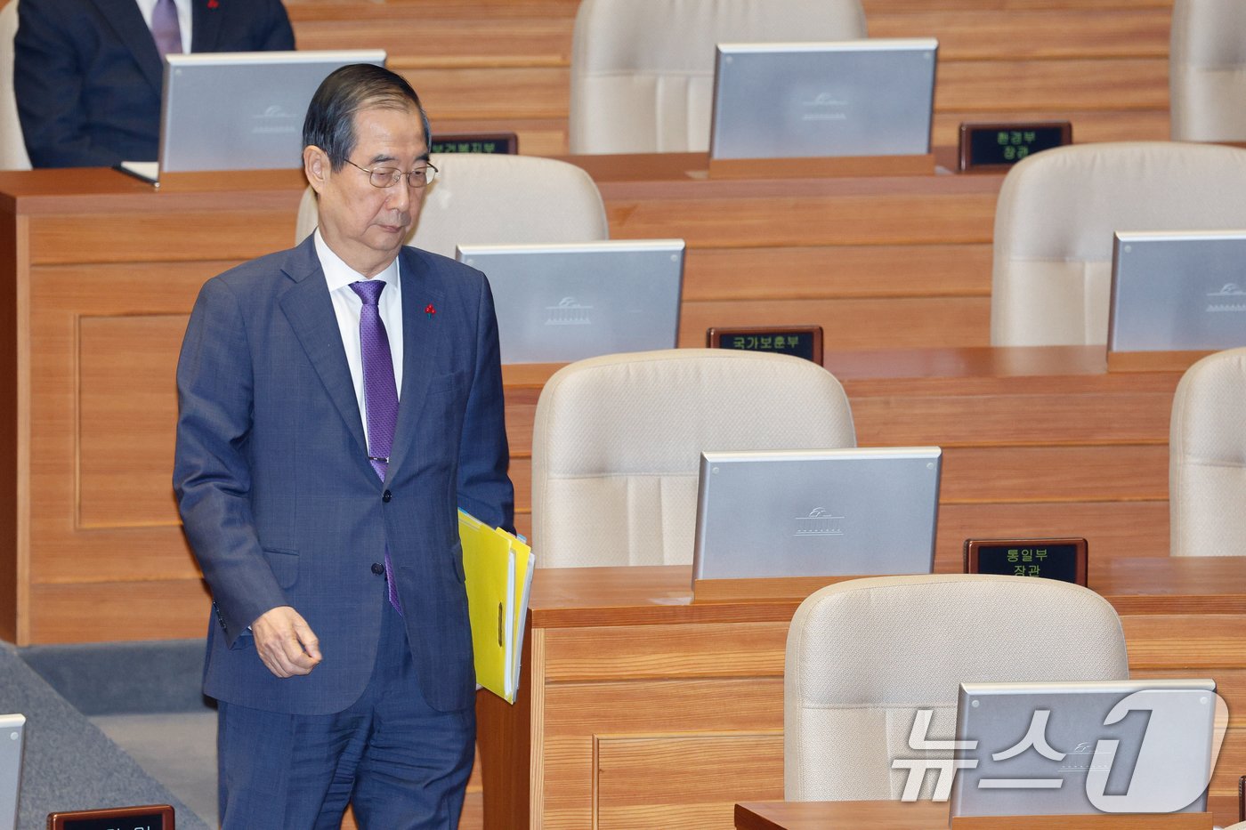 한덕수 국무총리가 13일 오후 서울 여의도 국회에서 열린 제419회국회&#40;임시회&#41; 제3차 본회의에서 윤석열 대통령 위헌적 비상계엄 선포 내란행위 관련 긴급현안질문 답변을 앞두고 본회의장에 입장하고 있다. 2024.12.13/뉴스1 ⓒ News1 안은나 기자