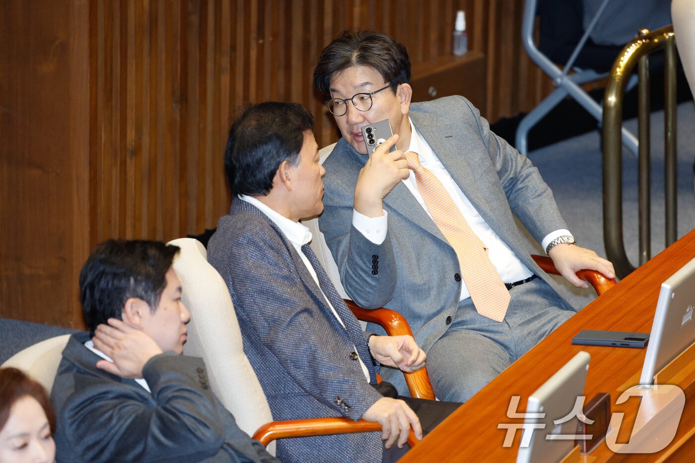 본문 이미지 - 권성동 국민의힘 원내대표&#40;오른쪽&#41;와 윤한홍 의원이 13일 오후 서울 여의도 국회에서 열린 제419회국회&#40;임시회&#41; 제3차 본회의에서 윤석열 대통령 위헌적 비상계엄 선포 내란행위 관련 긴급현안질문을 들으며 대화하고 있다. 2024.12.13/뉴스1 ⓒ News1 안은나 기자