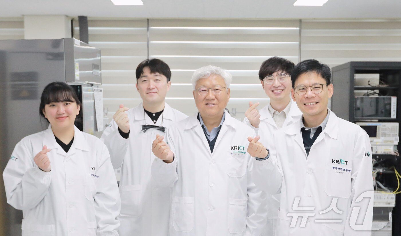 본문 이미지 - 한국화학연구원 고기능고분자연구센터 연구진. (화학연 제공)/뉴스1