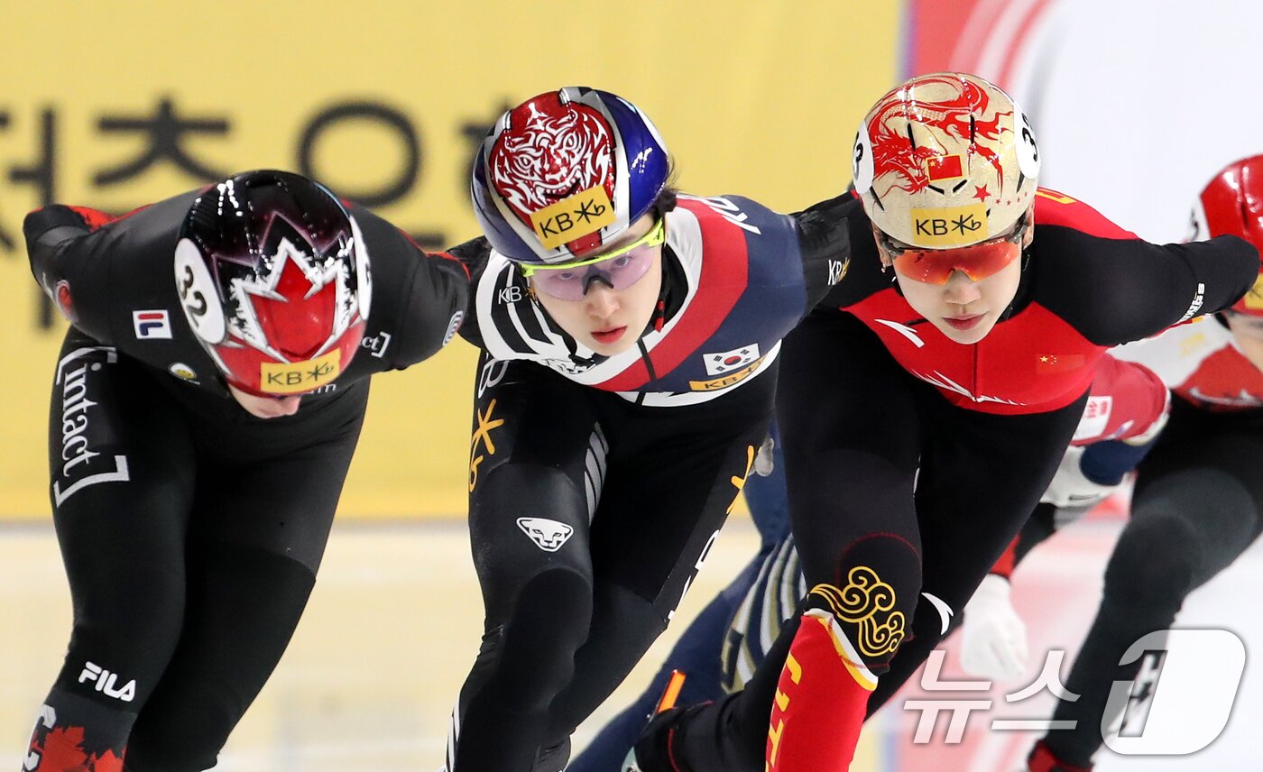 본문 이미지 - 13일 서울 양천구 목동 아이스링크에서 열린 &#39;KB금융-ISU 쇼트트랙 월드투어 서울 대회&#39; 여자 1,000m 예선에서 대한민국 최민정이 레이스를 펼치고 있다. 2024.12.13/뉴스1 ⓒ News1 이승배 기자