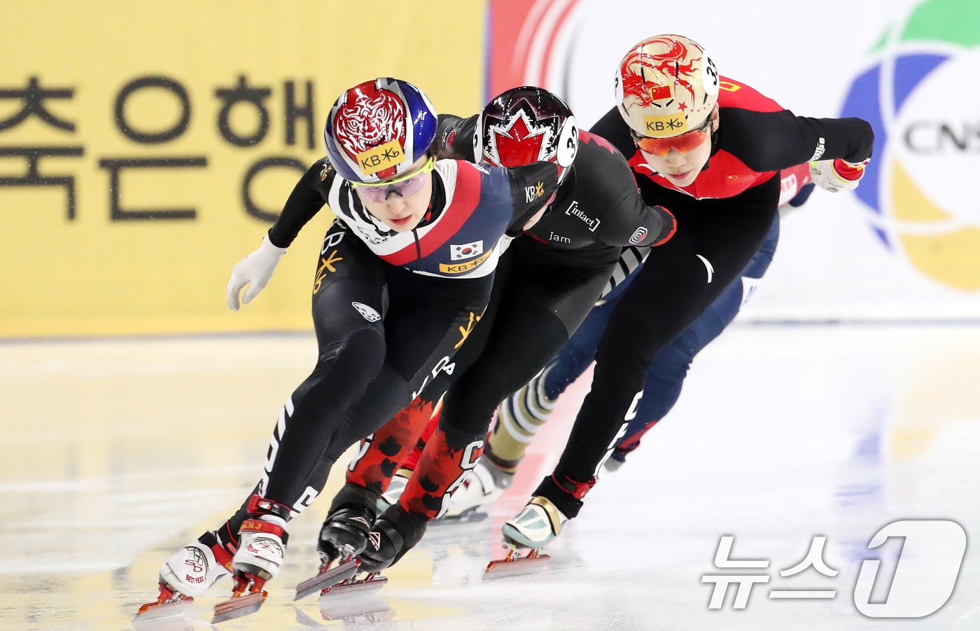 13일 서울 양천구 목동 아이스링크에서 열린 &#39;KB금융-ISU 쇼트트랙 월드투어 서울 대회&#39; 여자 1,000m 예선에서 대한민국 최민정이 레이스를 펼치고 있다. 2024.12.13/뉴스1 ⓒ News1 이승배 기자