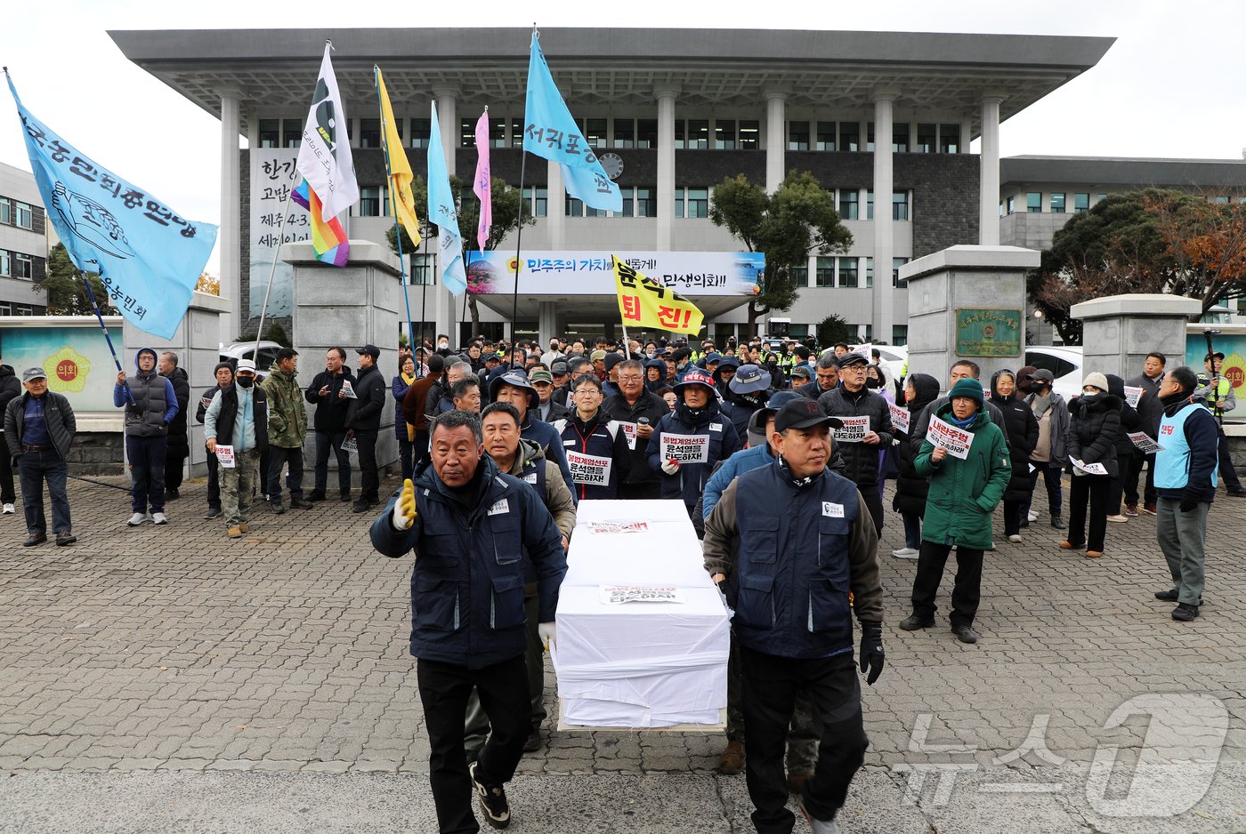 13일 오후 제주특별자치도의회 앞에서 전국농민회총연맹 제주도연맹 등 제주 7개 단체로 구성된 시민단체 &#39;제주 농민의 길&#39;이 국민의힘 장례식 퍼포먼스를 하고 있다.2024.12.13./뉴스1 ⓒ News1 오미란 기자