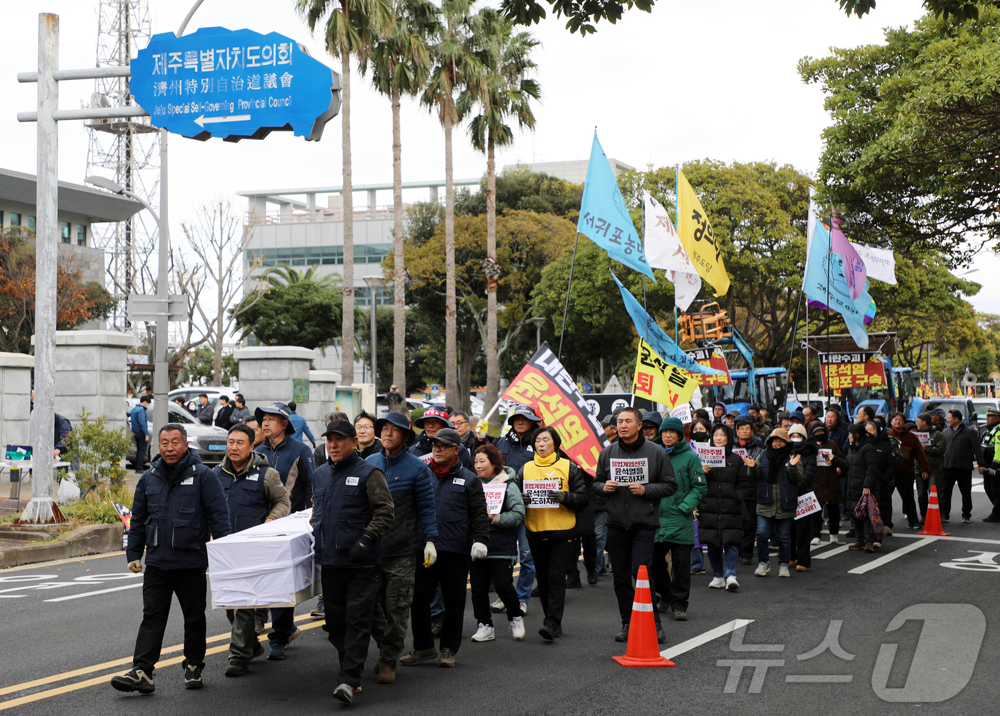 (제주=뉴스1) 오미란 기자 = 13일 오후 제주특별자치도의회 앞에서 전국농민회총연맹 제주도연맹 등 제주 7개 단체로 구성된 시민단체 \'제주 농민의 길\'이 국민의힘 장례식 퍼포 …