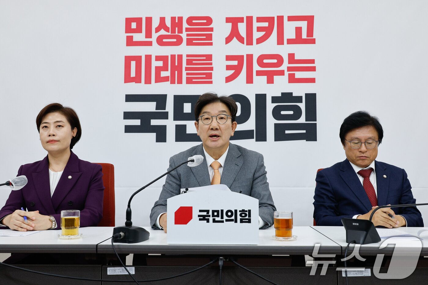 본문 이미지 - 권성동 국민의힘 원내대표가 13일 오후 서울 여의도 국회에서 현안 관련 기자간담회를 하고 있다. 2024.12.13/뉴스1 ⓒ News1 안은나 기자