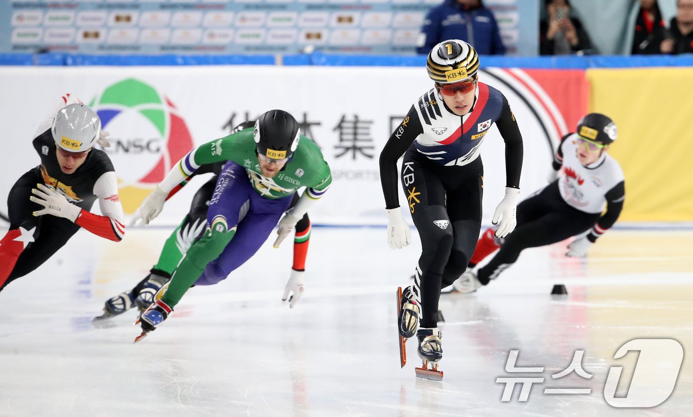 본문 이미지 - 13일 서울 양천구 목동 아이스링크에서 열린 &#39;KB금융-ISU 쇼트트랙 월드투어 서울 대회&#39; 남자 1,000m 예선에서 대한민국 박지원이 레이스를 펼치고 있다. 2024.12.13/뉴스1 ⓒ News1 이승배 기자