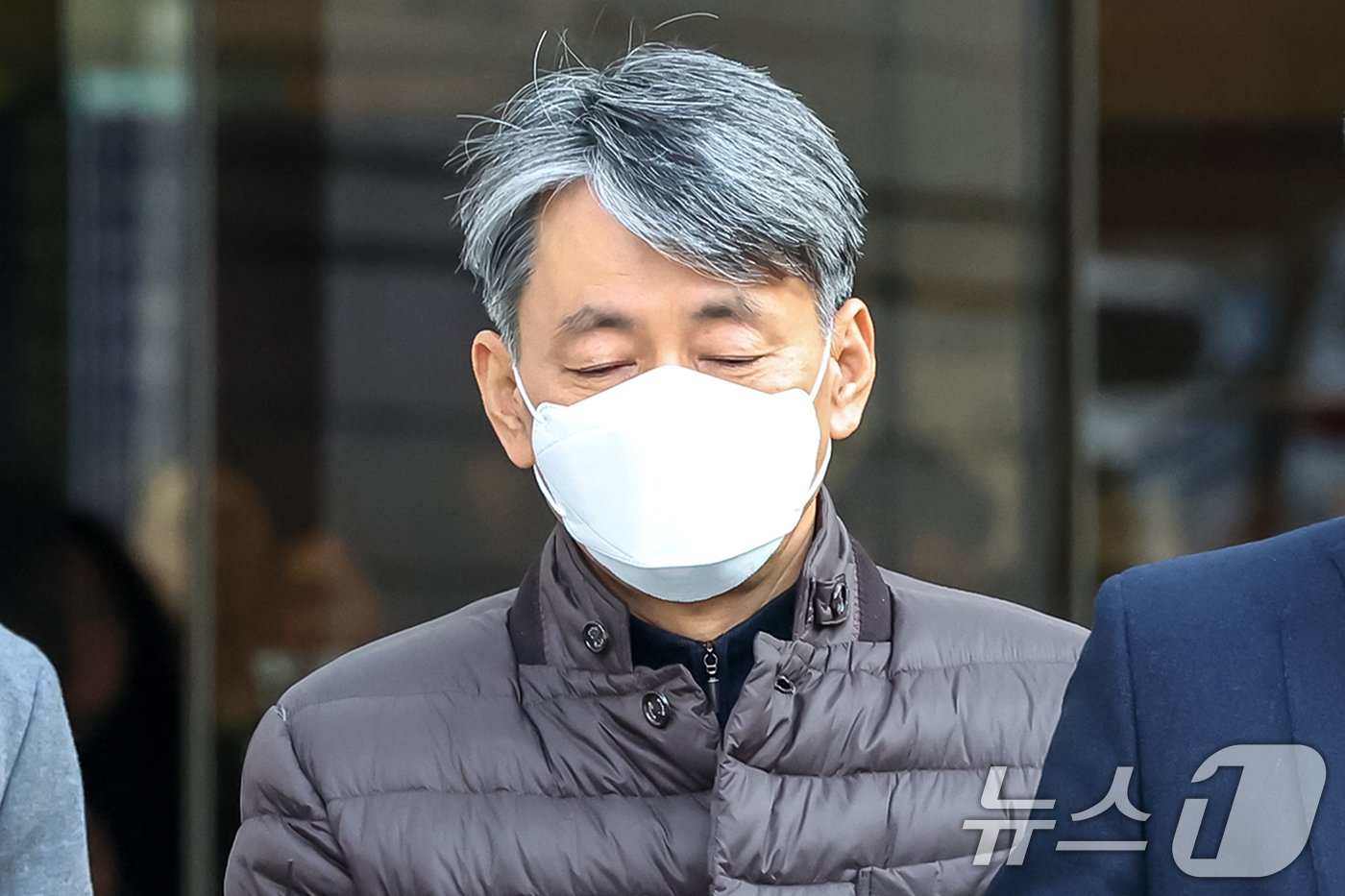 본문 이미지 - &#39;12·3 비상계엄&#39; 사태 내란 혐의로 긴급 체포된 조지호 경찰청장이 지난해 12월 13일 오후 서울 서초구 서울중앙지방법원에서 열린 영장실질심사를 마친 뒤 호송차로 향하고 있다./뉴스1 ⓒ News1 민경석 기자