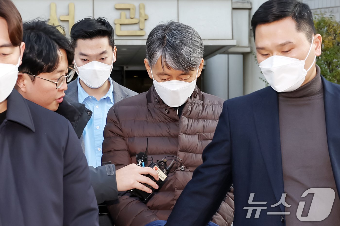 본문 이미지 - '12·3 비상계엄' 사태 내란 혐의로 긴급 체포된 조지호 경찰청장이 13일 오후 서울 서초구 서울중앙지방법원에서 열린 영장실질심사를 마친 뒤 호송차로 향하고 있다. 2024.12.13/뉴스1 ⓒ News1 민경석 기자