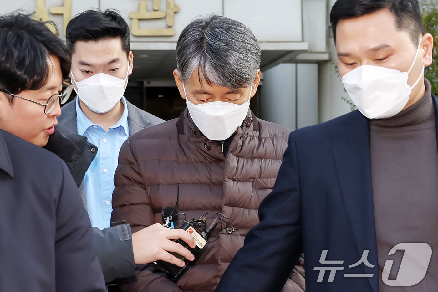 본문 이미지 - &#39;12·3 비상계엄&#39; 사태 내란 혐의로 긴급 체포된 조지호 경찰청장이 13일 오후 서울 서초구 서울중앙지방법원에서 열린 영장실질심사를 마친 뒤 호송차로 향하고 있다. 2024.12.13/뉴스1 ⓒ News1 민경석 기자