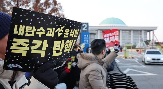 탄핵소추안 표결 하루 앞둔 국회 앞 상황은? - 뉴스1