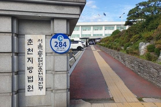 "남편이 때려요" 맨발로 도망친 아내…그 주먹, 경찰도 때렸다