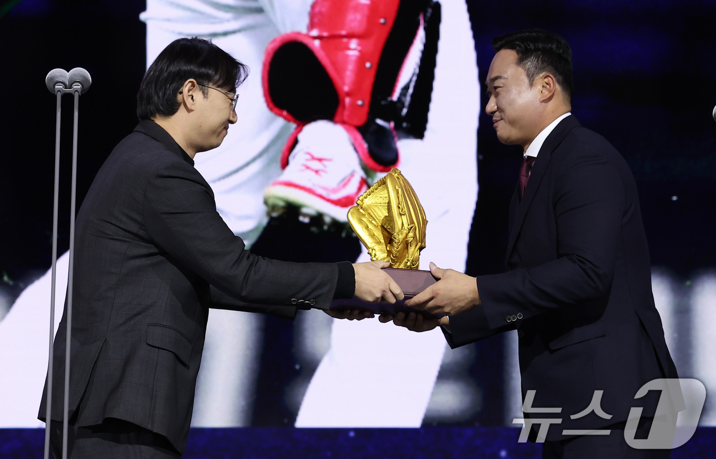 (서울=뉴스1) 김성진 기자 = KIA 타이거즈 김태군이 13일 서울 강남구 코엑스 오디토리움에서 열린 ‘2024 신한은행 SOL KBO 골든글러브 시상식’에서 골든포토상을 수상한 …