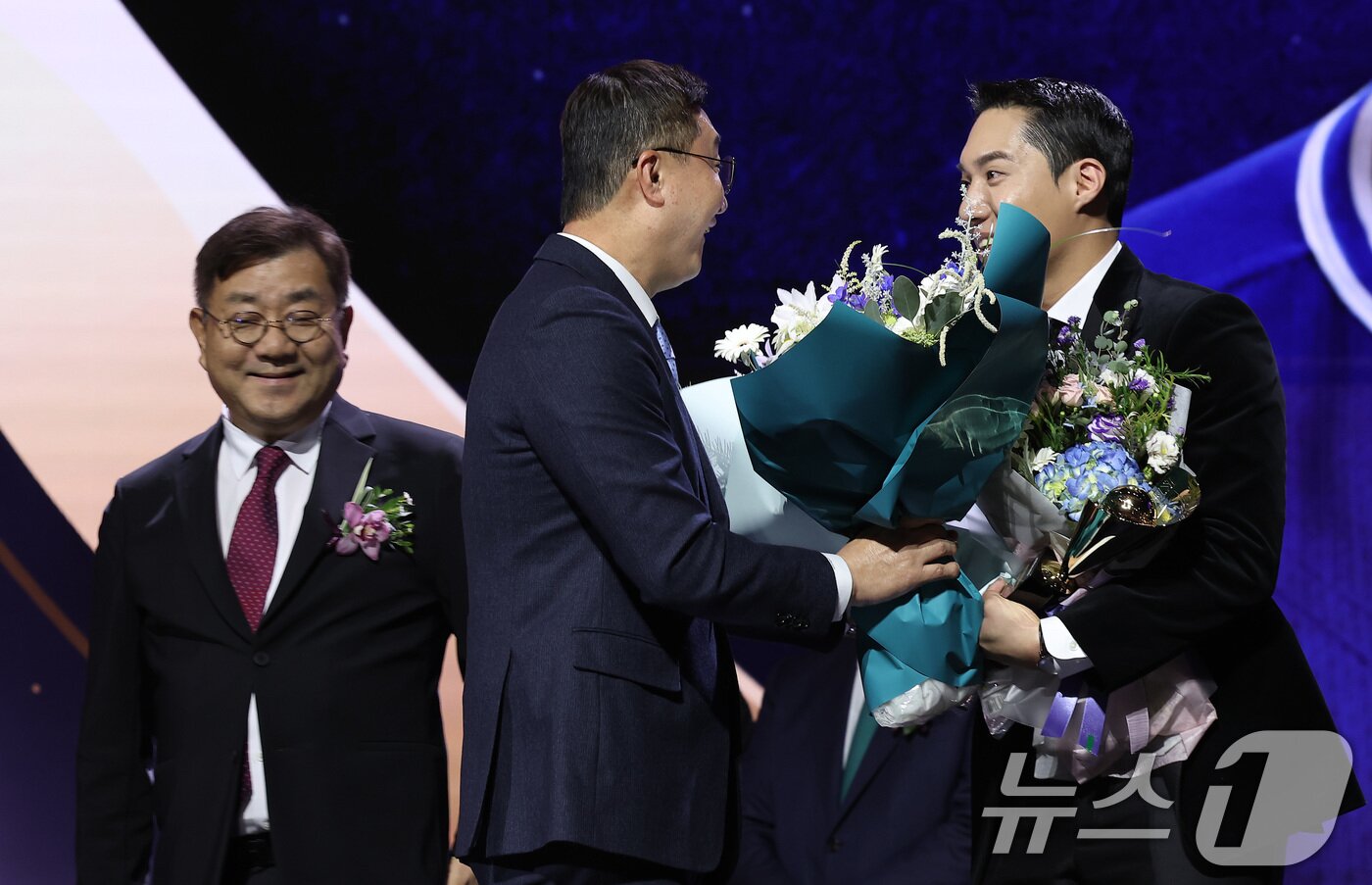 본문 이미지 - 삼성 라이온즈 원태인이 13일 서울 강남구 코엑스 오디토리움에서 열린 ‘2024 신한은행 SOL KBO 골든글러브 시상식’에서 페어플레이상을 수상한 후 이종열 단장에게 꽃다발을 받고 있다. 2024.12.13/뉴스1 ⓒ News1 김성진 기자