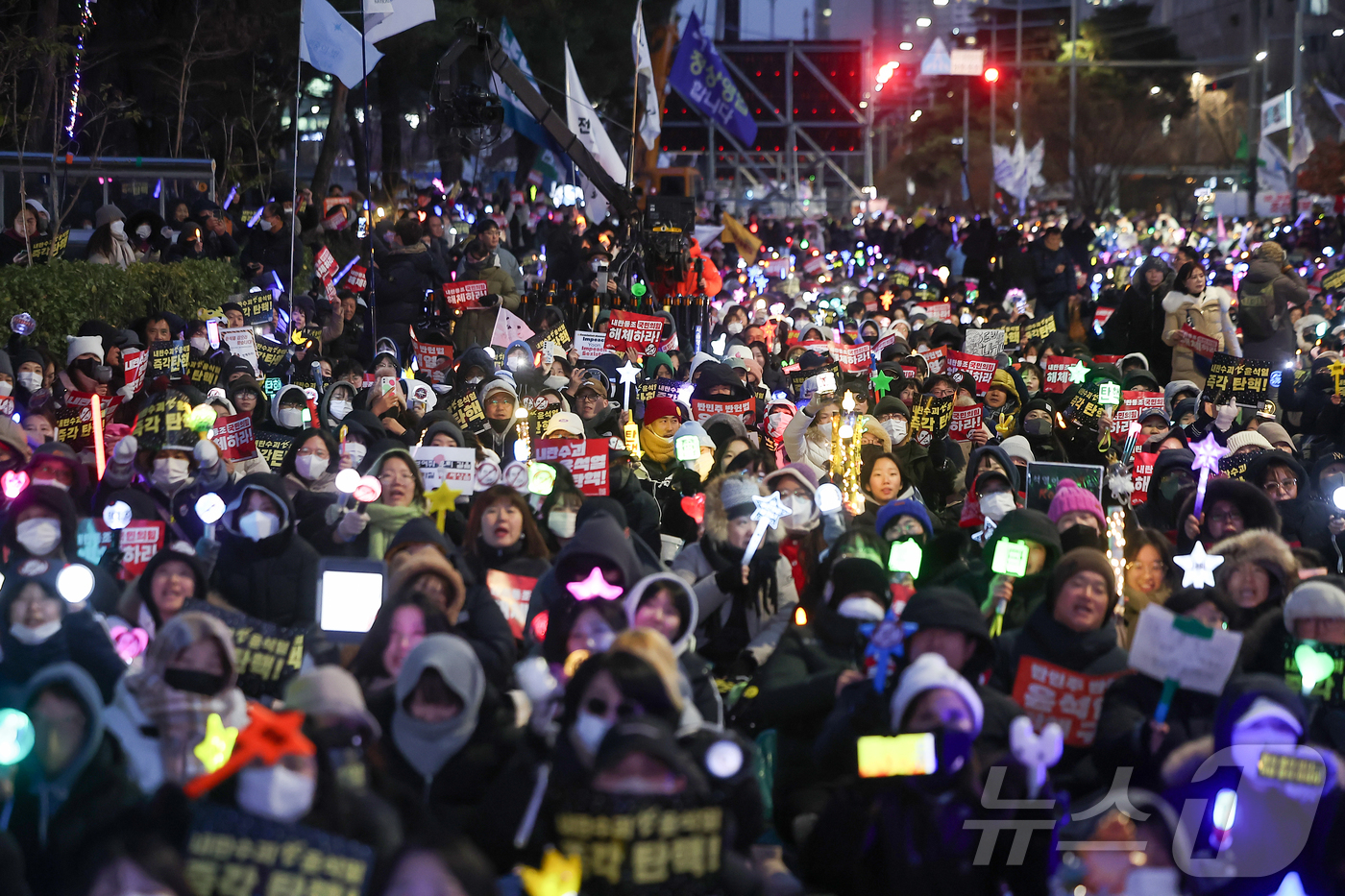 (서울=뉴스1) 김진환 기자 = 윤석열 대통령에 대한 국회의 2차 탄핵소추안 표결을 하루 앞둔 13일 오후 서울 영등포구 여의도 국회 앞에서 열린 '윤석열 즉각 탄핵 구속 촉구 촛 …