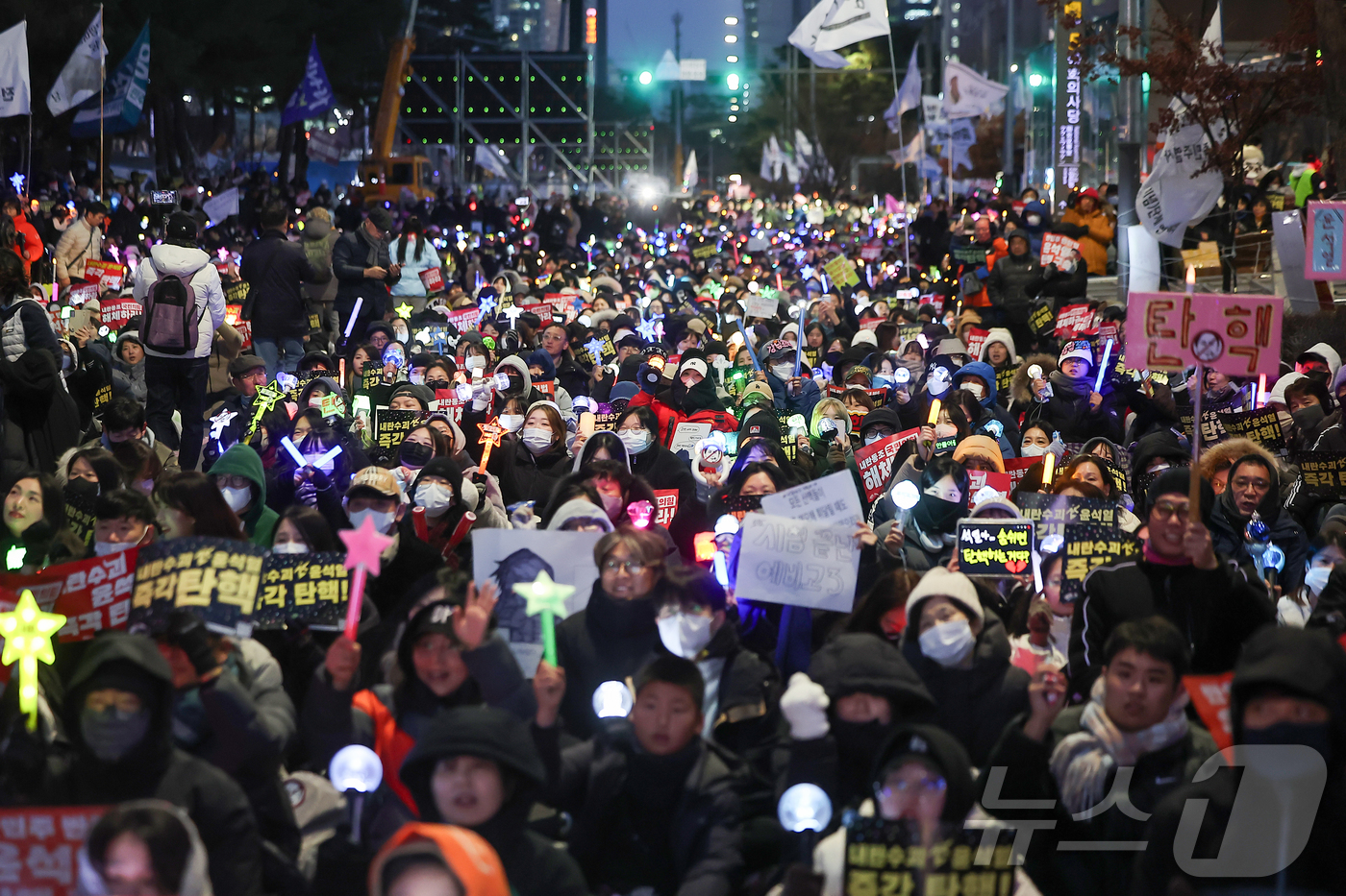 (서울=뉴스1) 김진환 기자 = 윤석열 대통령에 대한 국회의 2차 탄핵소추안 표결을 하루 앞둔 13일 오후 서울 영등포구 여의도 국회 앞에서 열린 '윤석열 즉각 탄핵 구속 촉구 촛 …