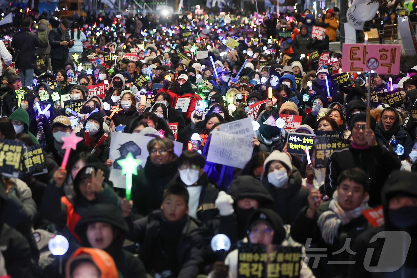 (서울=뉴스1) 김진환 기자 = 석열 대통령에 대한 국회의 2차 탄핵소추안 표결을 하루 앞둔 13일 오후 서울 영등포구 여의도 국회 앞에서 열린 '윤석열 즉각 탄핵 구속 촉구 촛불 …