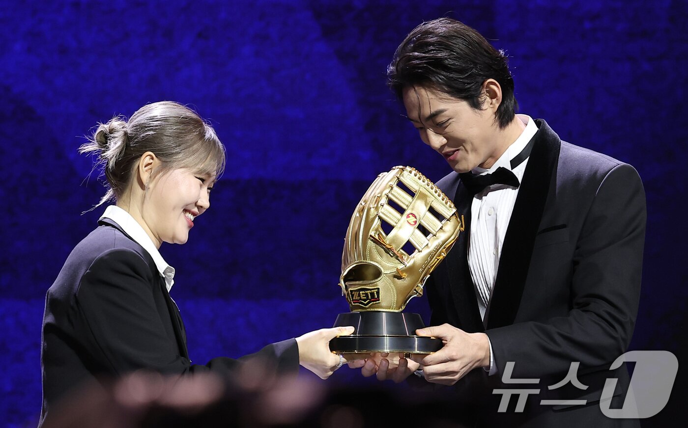 본문 이미지 - 삼성 라이온즈 구자욱이 13일 서울 강남구 코엑스 오디토리움에서 열린 ‘2024 신한은행 SOL KBO 골든글러브 시상식’에서 외야수 부문 골든글러브를 수상하고 있다. 2024.12.13/뉴스1 ⓒ News1 김성진 기자
