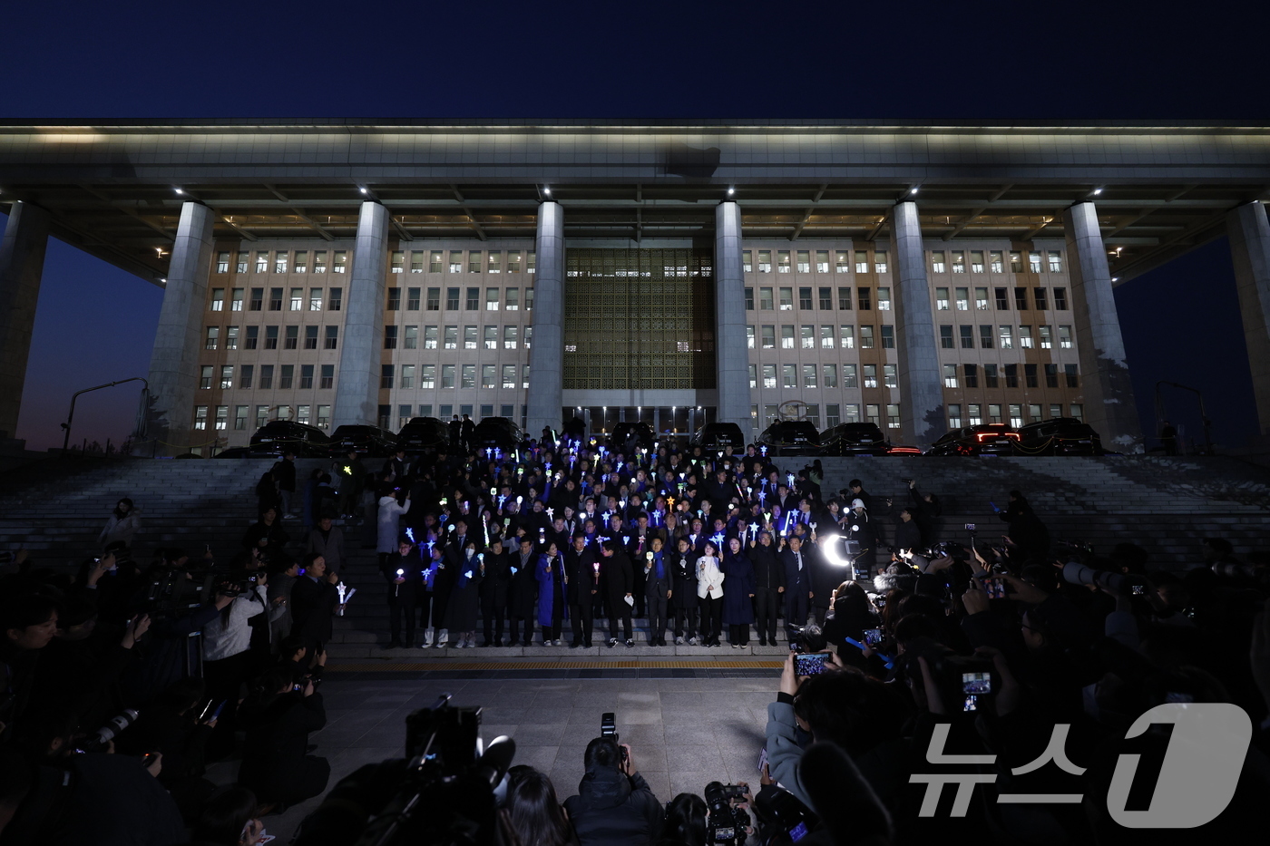 (서울=뉴스1) 안은나 기자 = 더불어민주당 의원들이 윤석열 대통령 탄핵안 표결을 하루 앞둔 13일 오후 서울 여의도 국회 본청 계단에서 각자 응원봉을 든채 탄핵 촉구 결의를 다지 …