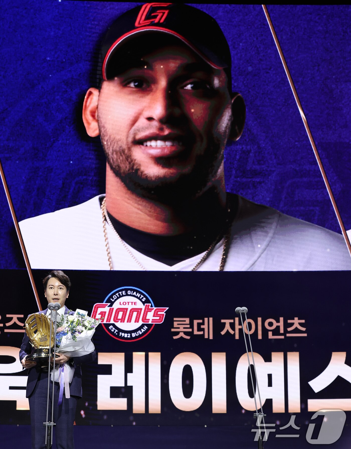 본문 이미지 - 롯데 자이언츠 박준혁 단장이 지난해 골든글러브 시상식에서 빅터 레이예스의 외야수 부문 골든글러브를 대리 수상했다. 뉴스1 DB ⓒ News1 김성진 기자