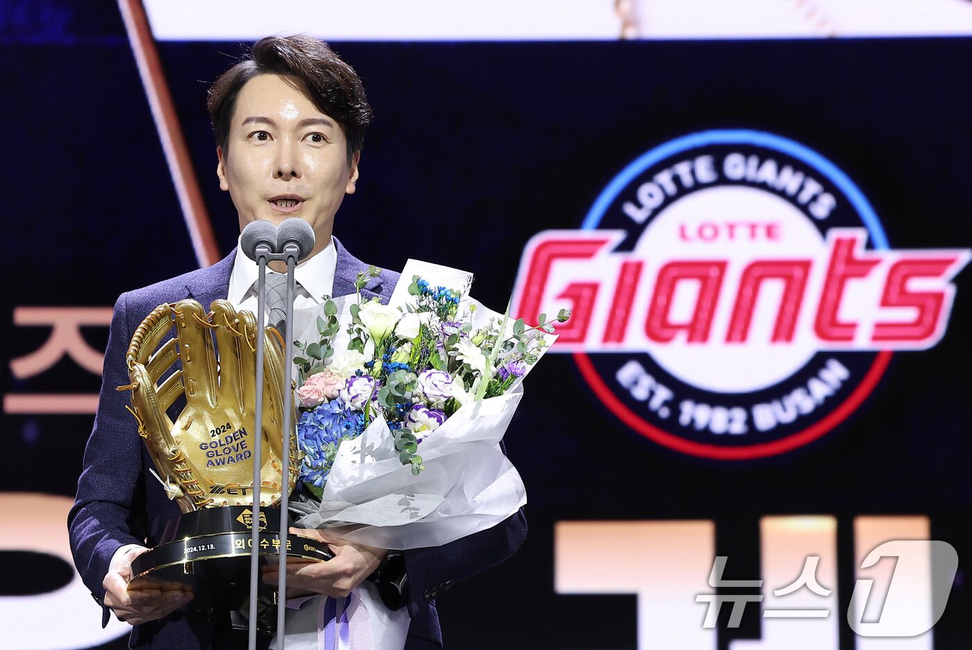 본문 이미지 - 롯데 자이언츠 박준혁 단장이 13일 서울 강남구 코엑스 오디토리움에서 열린 ‘2024 신한은행 SOL KBO 골든글러브 시상식’에서 레이예스의 외야수 부문 골든글러브를 대리 수상한 후 소감을 전하고 있다. 2024.12.13/뉴스1 ⓒ News1 김성진 기자